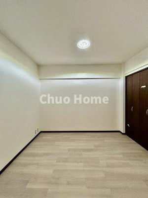 【洋室】 | 白鳥ハウス | 【洋室】快適に過ごす条件は、一人ひとり違います。だからこそ飾り過ぎないシンプルな内装と偏り過ぎないデザインで統一しております。居住していく中でオーナー様だけの【マイホーム】に創り上げて下さい