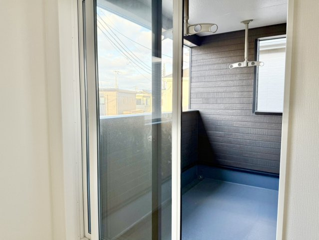 明石市北王子町のバルコニー|屋根付きで突然の雨にも慌てずお洗濯物を取り込むことが出来ます！