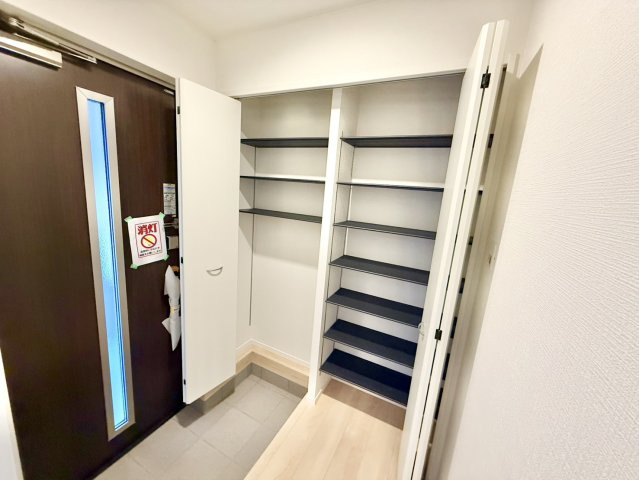 明石市北王子町の玄関|収納力のあるシューズボックスで玄関はスッキリ。