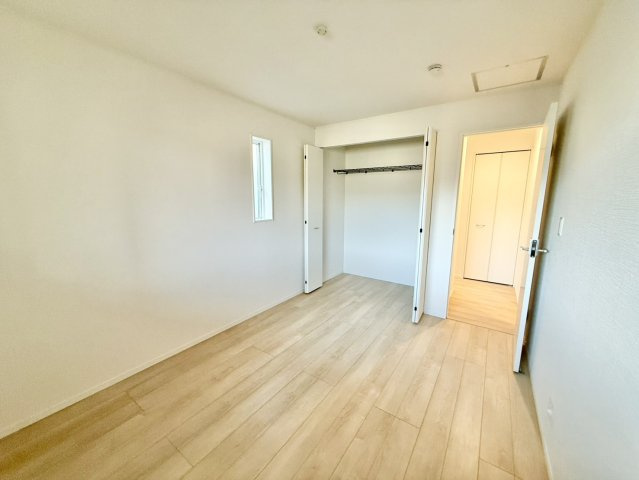 明石市北王子町の洋室|2階は全居室6帖以上を確保されております！
クローゼット型の収納は、お部屋も広々と使えます♪