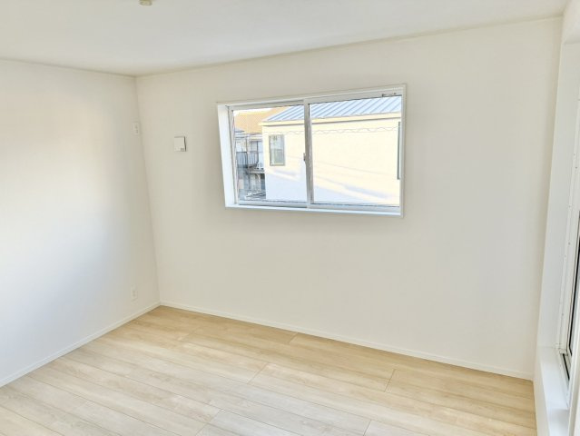 明石市北王子町の洋室|二面採光のお部屋はポカポカとあたたかい光が入りこみます♪