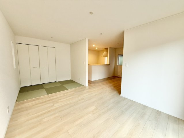 明石市北王子町の居間・リビング|リビングと畳コーナーが隣接しています。20帖の広々とした空間です♪