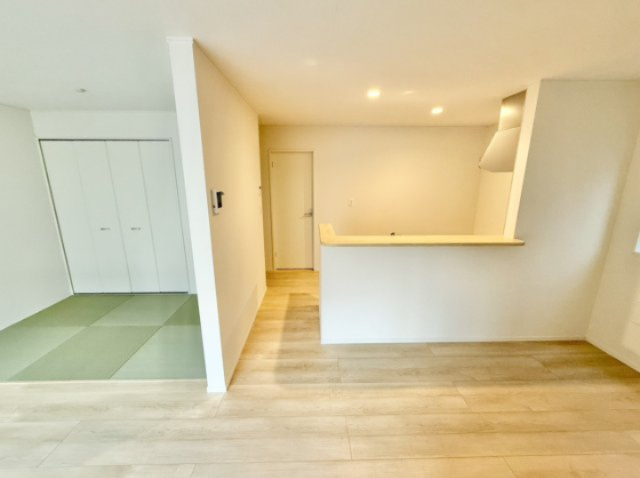 明石市北王子町の居間・リビング|料理をしながらでもご家族との会話を楽しめる対面キッチン♪