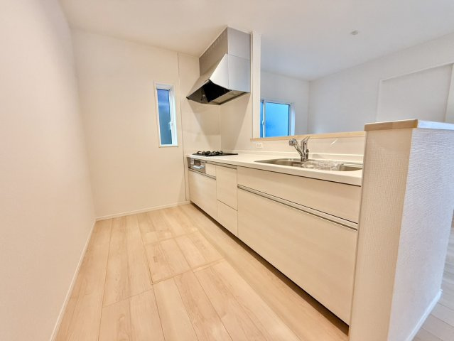 明石市北王子町のキッチン|収納たっぷりで調理器具や調味料も出し入れしやすいです◎