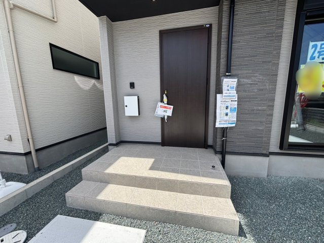 ケイアイエルデ／東区長嶺東2期／2号棟のエントランス|開放感のある玄関。雨の日でも濡れずに宅配の荷物が受け取れます。