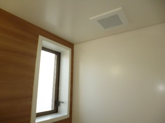 フリージア倉敷の浴室|浴室窓・換気扇