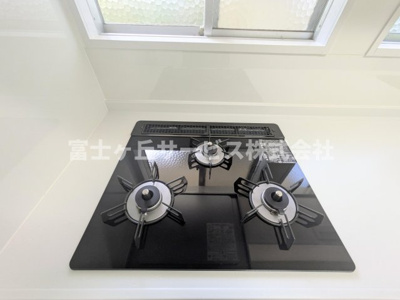 【その他】 | 浜松市浜名区細江町中川 中古戸建て | 3口コンロがあります