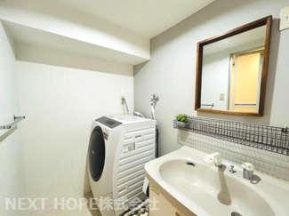 【独立洗面台】 | イスズハイツベル千僧 | 洗面化粧台です♪シャワー水栓で使い勝手も良いです！！室内洗濯機置き場もございます！！※居住中の為、事前にご連絡いただければご案内がスムーズです。