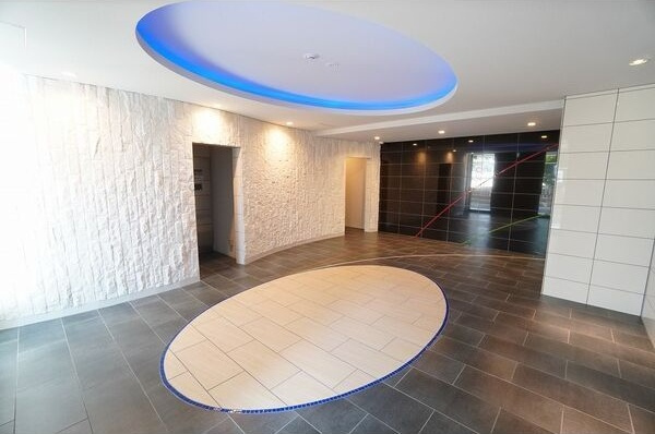 セレニテ江坂アリアのエントランス