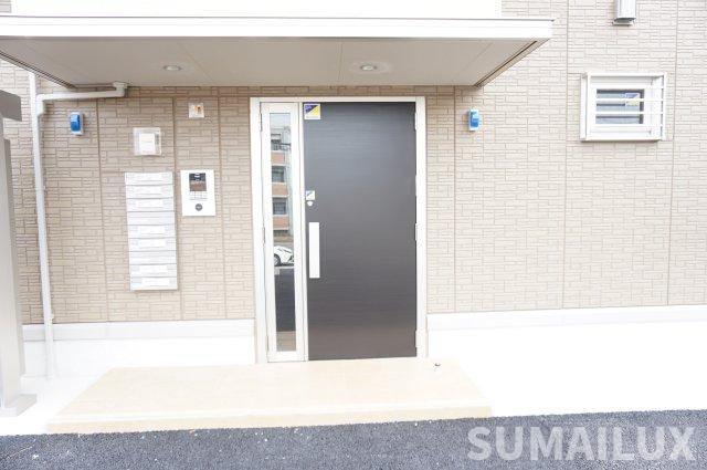 熊本市中央区黒髪２丁目のアパートのエントランス