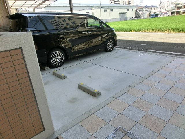 イーストレジデンスの駐車場