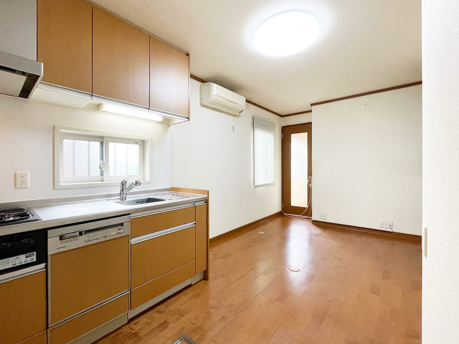 上大市一丁目　二世帯住宅の居間・リビング|１階ダイニング
床下収納がございます