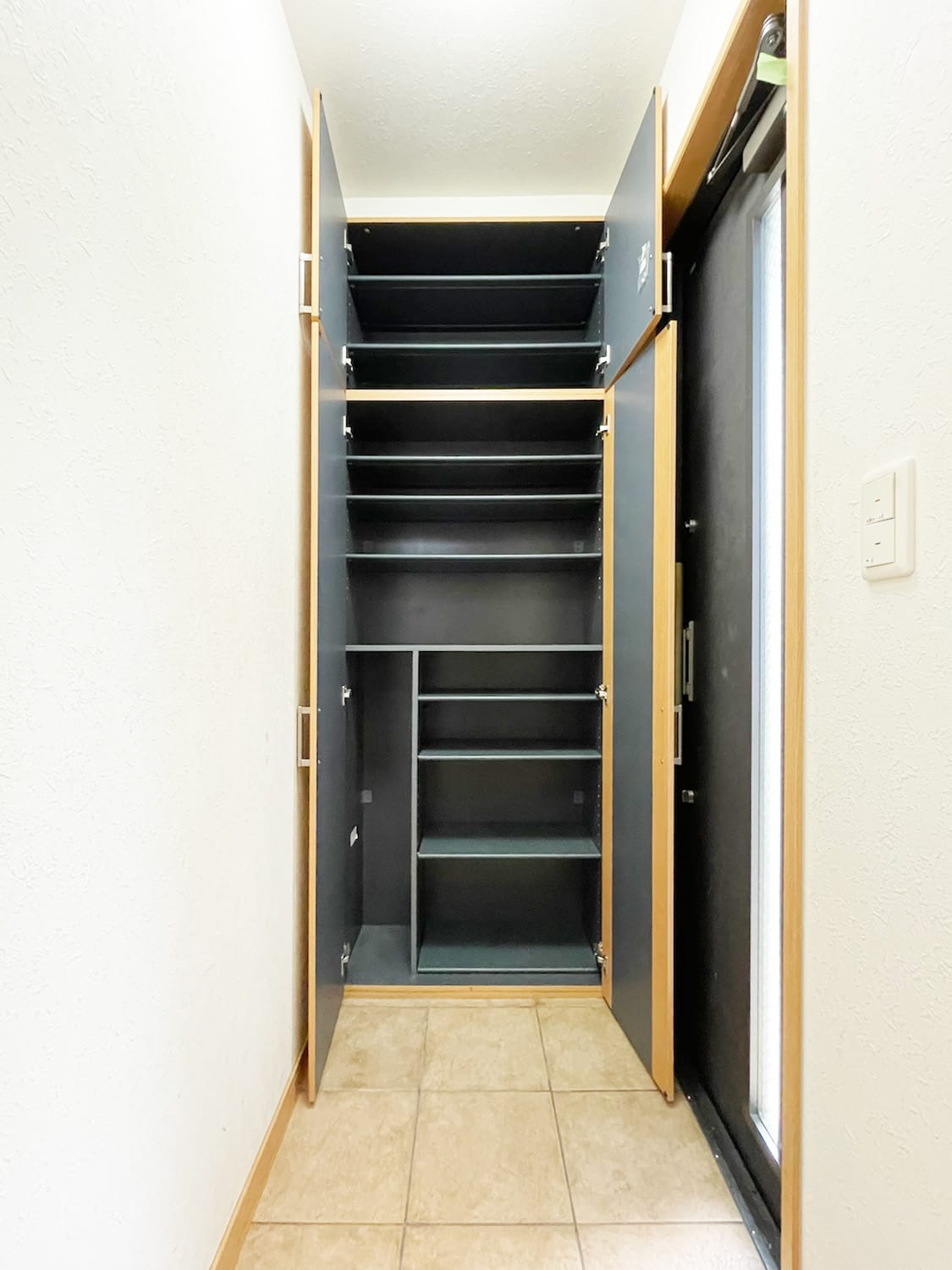 上大市一丁目　二世帯住宅の玄関|２階へ上がる玄関
たっぷり収納できるシューズクローゼット