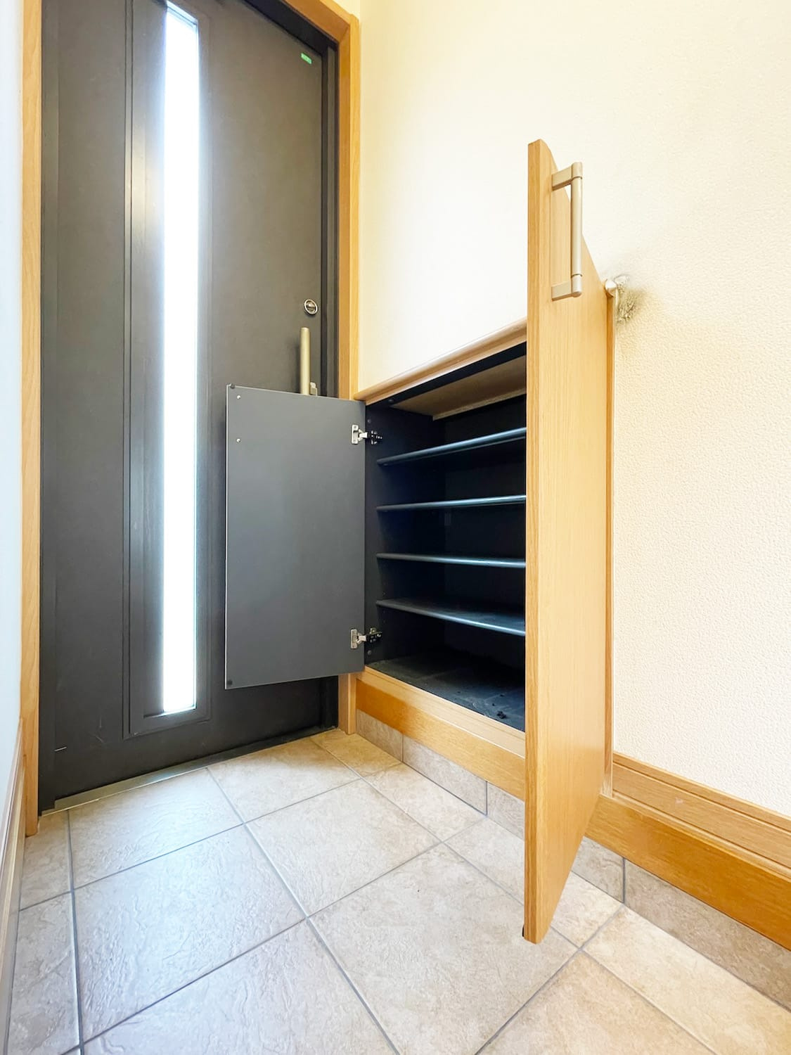 上大市一丁目　二世帯住宅の玄関|１階玄関
明るい玄関です