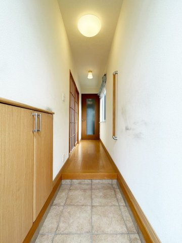 上大市一丁目　二世帯住宅の玄関|窓もあり明るい廊下です（１階）