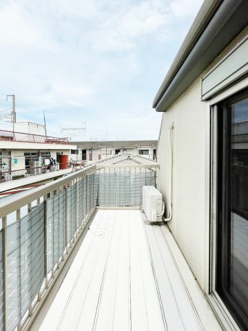 上大市一丁目　二世帯住宅のバルコニー|３階バルコニー
広々バルコニーです