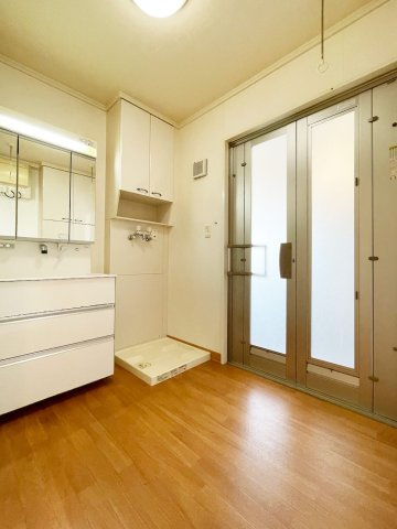 上大市一丁目　二世帯住宅の洗面所|２階洗面所
広々洗面所には収納もたっぷり