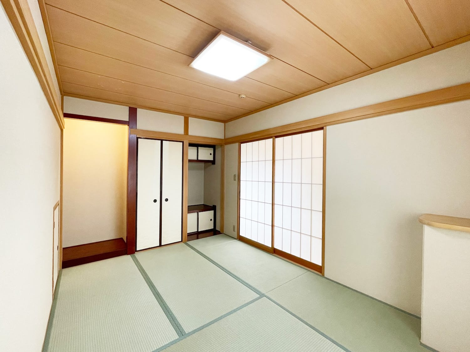 上大市一丁目　二世帯住宅の和室|１階和室
床の間のある和室です