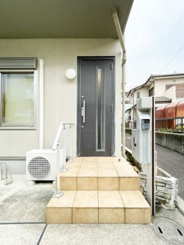 上大市一丁目　二世帯住宅の玄関|１階玄関