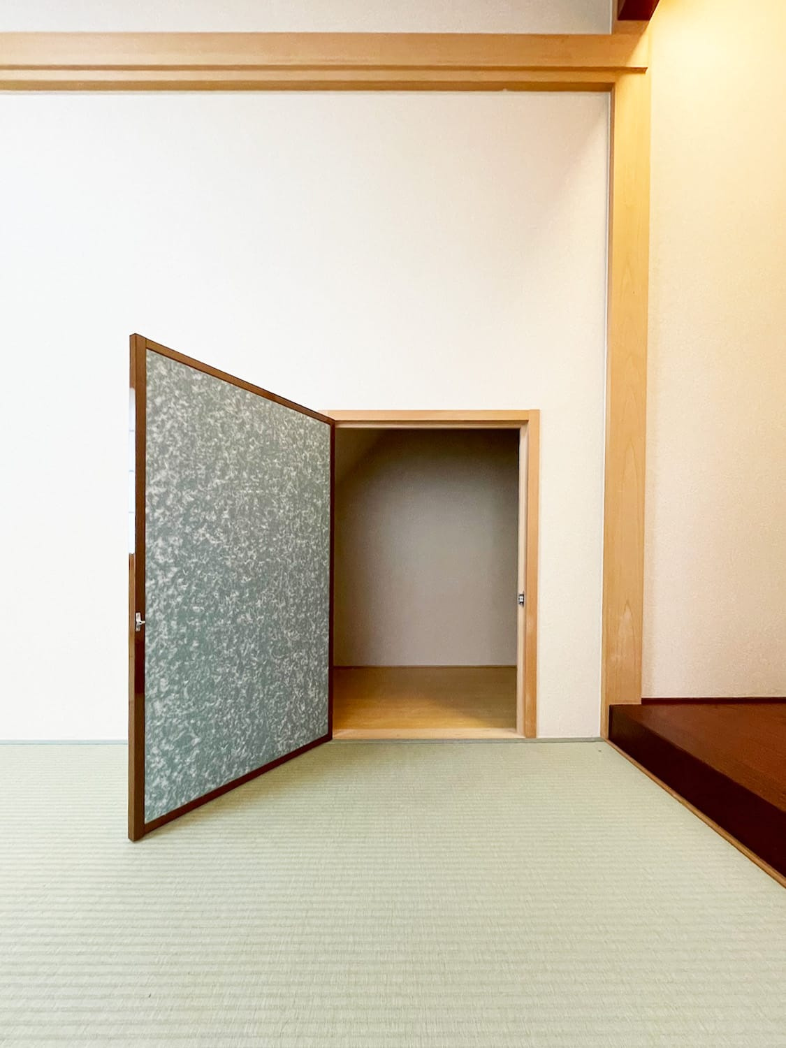 上大市一丁目　二世帯住宅の和室|１階和室
階段下のスペースを使って収納