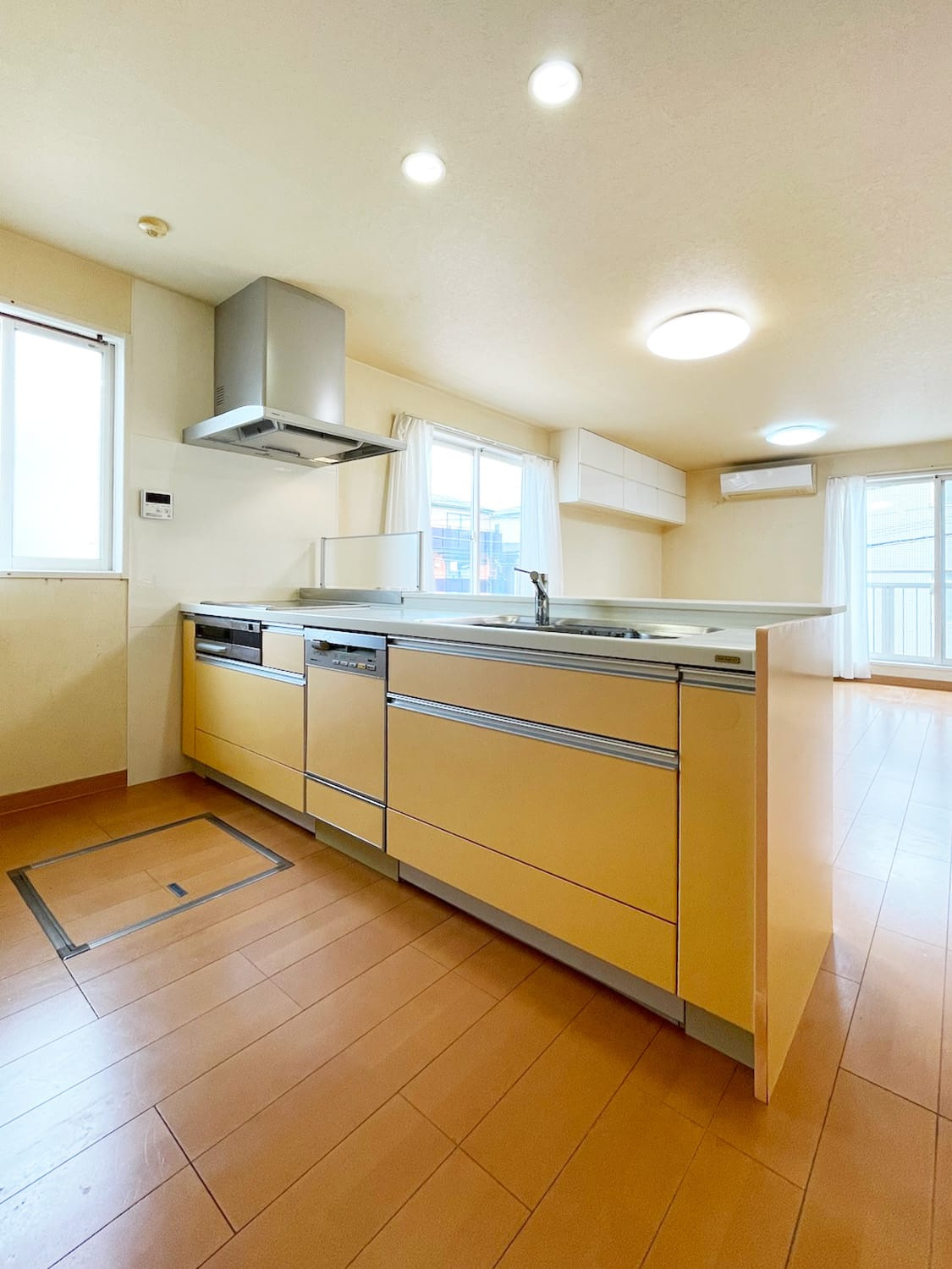 上大市一丁目　二世帯住宅のその他|２階キッチン
収納は、背面に設置しているので開放感がございます