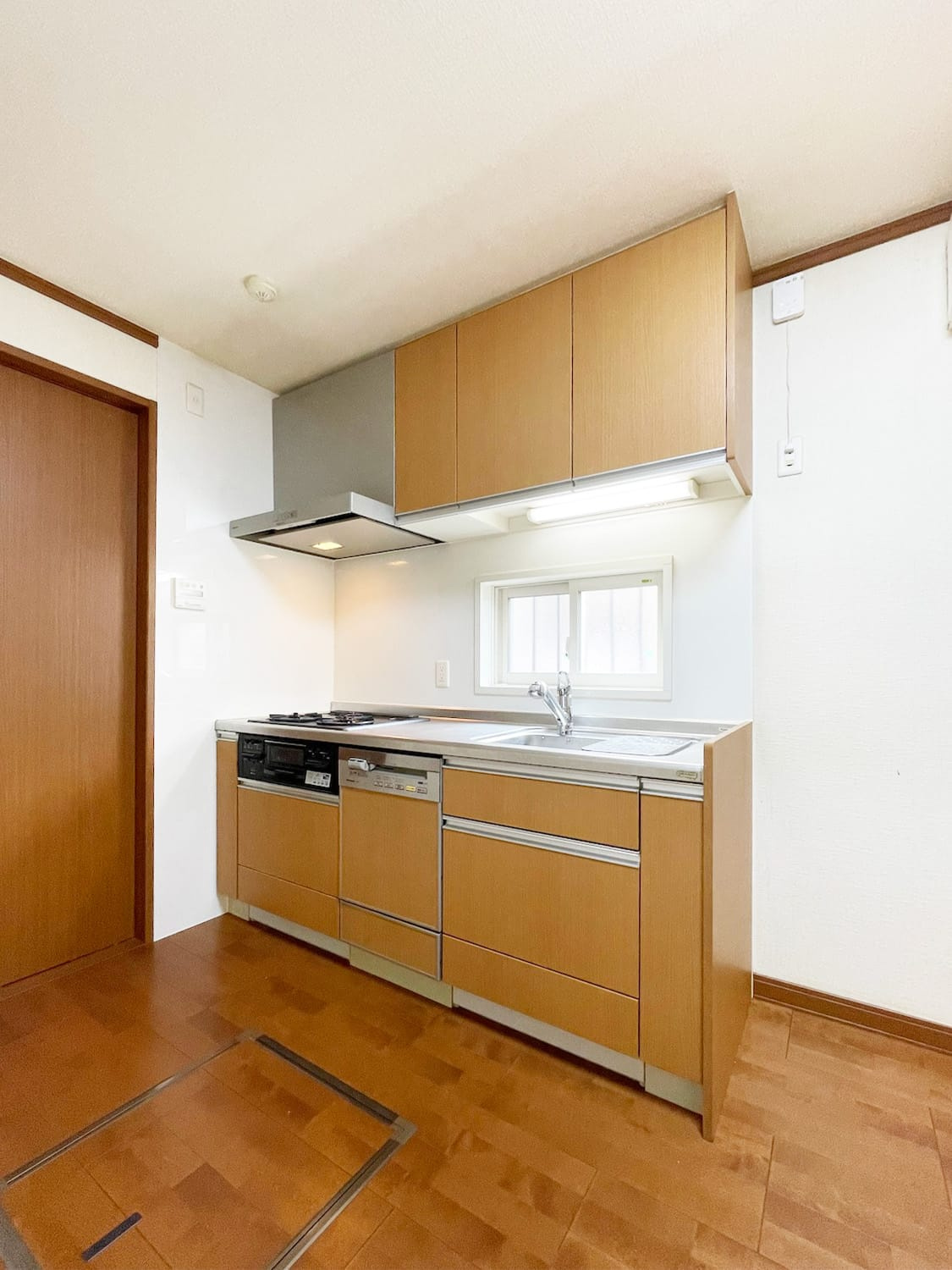 上大市一丁目　二世帯住宅のキッチン|１階キッチン
窓がございますので大変明るいです