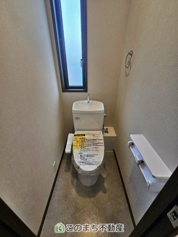 下野市祇園5丁目　中古戸建のトイレ|小窓から換気ができて清潔なトイレスペース☆