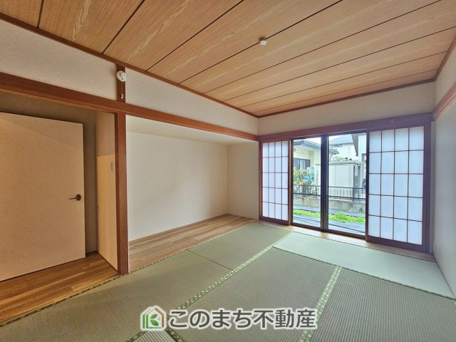 下野市祇園5丁目　中古戸建の和室|お子様のお昼寝にも便利な和室です。大きな窓から暖かな日差しが差し込みます♪