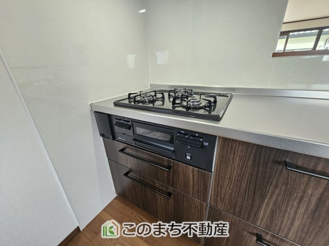 下野市祇園5丁目　中古戸建のキッチン|三ツ口コンロ採用で、同時調理もスムーズ◎！お料理を並べられるカウンター付きで、配膳・片付けをサポート！リビングで過ごすご家族とコミュニケーションを楽しみながら作業可能です♪