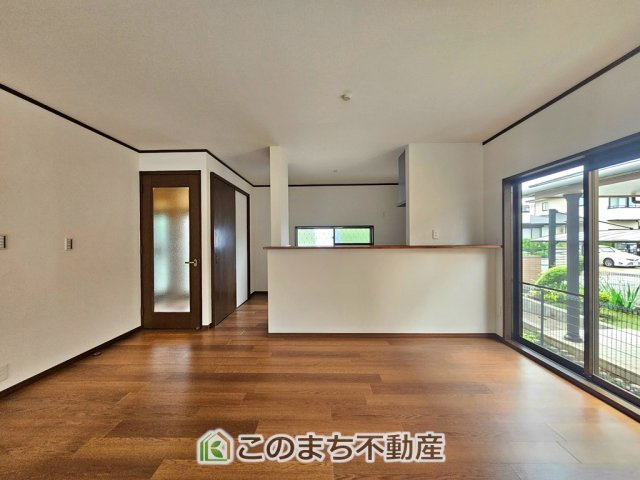 下野市祇園5丁目　中古戸建の居間・リビング|開放感のある広々としたリビング☆家族みんなでゆったりくつろげます♪
南側から暖かな日差しが差し込みます♪キッチンからリビングの様子がよく見渡せます☆