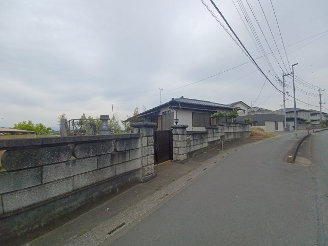 東松山市大字今泉 古家付土地385坪の前面道路含む現地写真|前面道路：東側幅員約15m公道に約21m接道