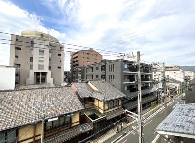 【展望】 | デトム・ワン烏丸二条 | 世界遺産などの文化財まで気軽に行ける距離。京都御所【堺町御門】は徒歩7分、御金神社は徒歩12分、界遺産【元離宮二条城】は徒歩15分と歴史を感じられる暮らし。