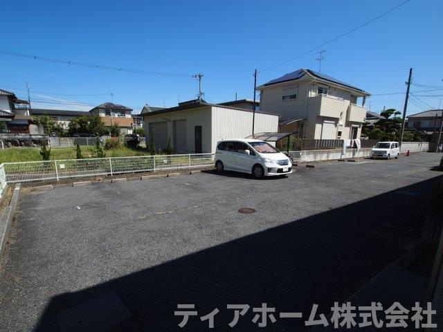 コンフォート小川の駐車場|車をお持ちの方に嬉しい駐車場付きの物件です