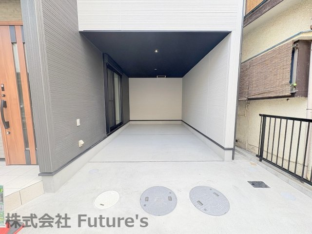 三郷市谷口　新築戸建　全1棟の駐車場|大切なお車を雨から守れるビルトインガレージ付きです