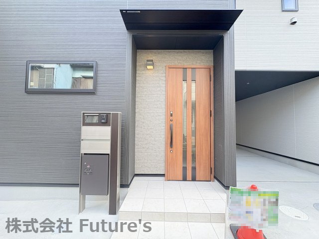 三郷市谷口　新築戸建　全1棟のエントランス|不在時に便利な宅配BOXです
