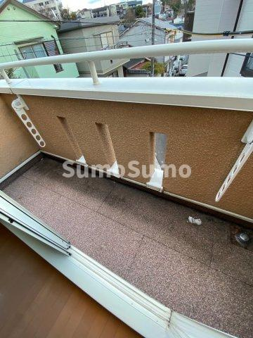 矢部町戸建貸家のバルコニー|暖かな日差しのふりそそぐバルコニー