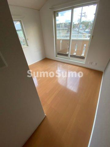 矢部町戸建貸家の居間・リビング|こちらのリビングで趣味の時間をお楽しみください