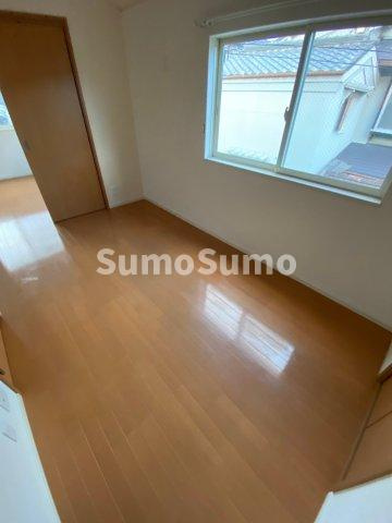 矢部町戸建貸家の居間・リビング|こちらのリビングで趣味の時間をお楽しみください