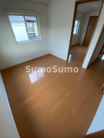 矢部町戸建貸家の居間・リビング|ゆったりとした居間です