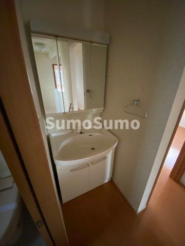 矢部町戸建貸家の洗面所|忙しい朝には欠かせない洗面所です