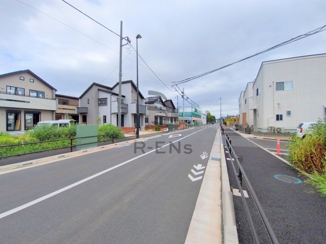 【前面道路含む現地写真】 | 西東京市向台町３丁目　新築戸建て　６号棟 | 落ち着いた低層住宅街の一角、穏やかな暮らしを育むエリアです