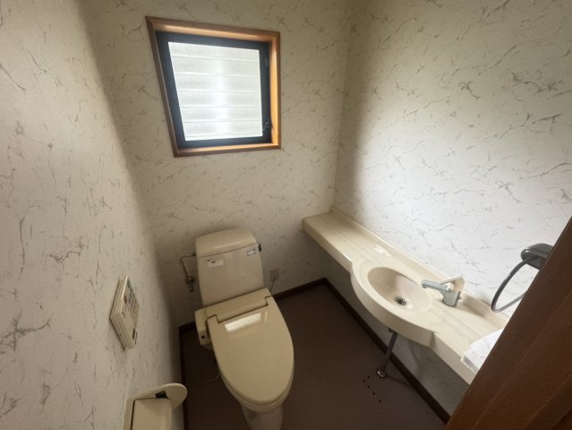 瀬戸内市邑久町虫明　中古戸建のトイレ|１階トイレ