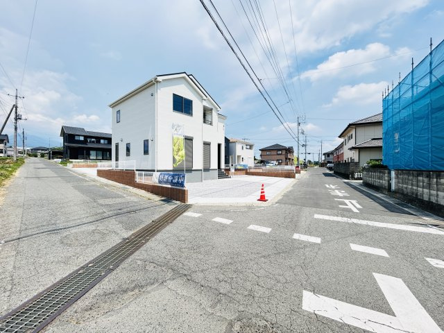 新築　前橋市富士見町小沢　Livele Garden.S　2号棟の前面道路含む現地写真|現地写真　西側接道幅員約4.9ｍ　南側接道幅員約4.8ｍ