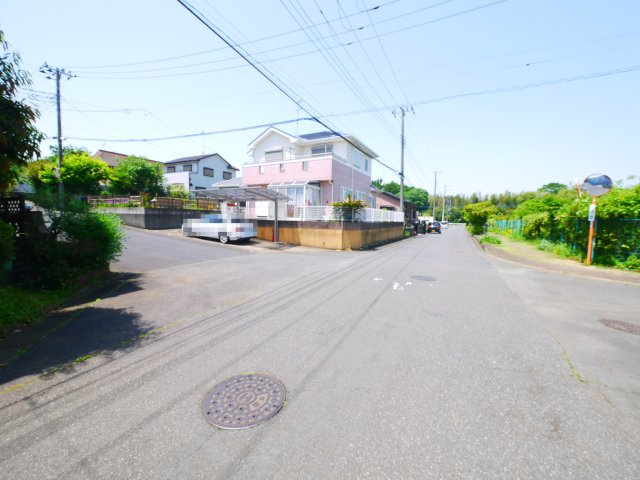 八街市吉倉　中古戸建の前面道路含む現地写真|平成18年2月築　4SLDK 温泉完備 八街市立川上小学校徒歩約13分 駐車2台 太陽光発電パネル