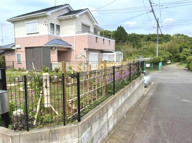 八街市吉倉　中古戸建の庭|平成18年2月築　4SLDK 温泉完備 八街市立川上小学校徒歩約13分 駐車2台 太陽光発電パネル