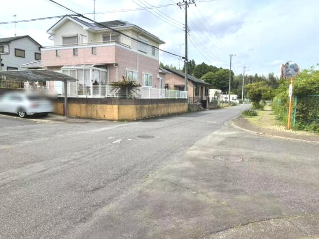 八街市吉倉　中古戸建の前面道路含む現地写真|平成18年2月築　4SLDK 温泉完備 八街市立川上小学校徒歩約13分 駐車2台 太陽光発電パネル