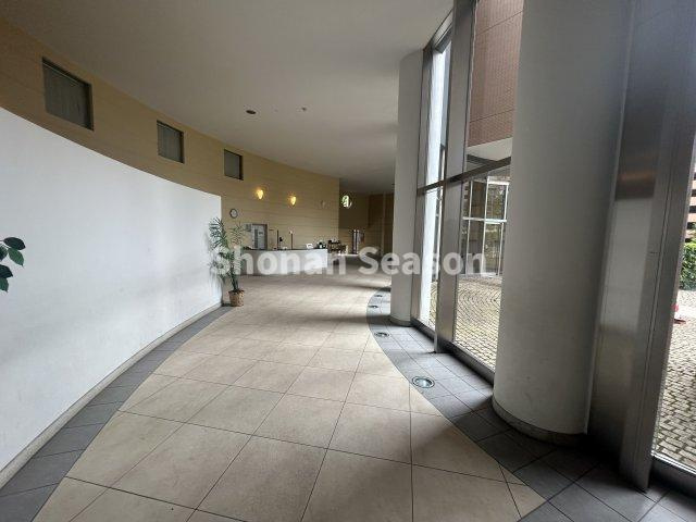 【エントランス】 | 2層吹抜けエントランス・大きな中庭のある、大規模マンションです♪　
メイン・セカンドと２カ所エントラスをご用意しました。