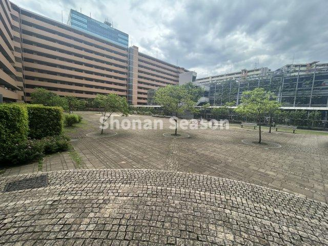 【外観】 | 中庭として造られた、広々とした陽だまりのプライベートガーデン◎◎　
広い敷地に多彩な植栽・花々が咲き、目にも美しいオープンエアスペースです♪