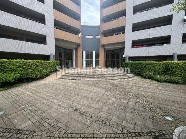 【外観】 | 全戸分の自走式駐車場・駐輪場は、嬉しい2台無償（専用使用権付き）
日勤で管理体制も良好ですよ♪