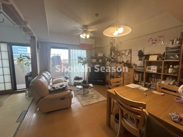 【居間・リビング】 | リビングには埃が舞いにくく足元からじんわり温まる「床暖房」を完備◎
収納場所も不要！乾燥しにくいメリットがございます♪